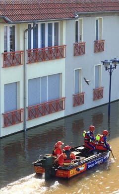 Helfer der Deutschen Lebensrettungs Gesellschaft in Schönebeck (Sachsen-Anhalt). (Bild: Keystone)