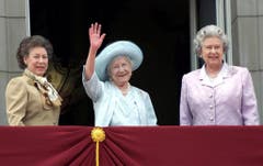Eine Aufnahme vom August 2000. Links Prinzessin Margaret, in der Mitte «The Queen Mother» und rechts Elisabeth II. auf dem Balkon des Buckingham Palastes in London. (Bild: Keystone)