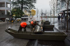 Zivilschuetzer bereiten am Dienstag wegen drohendem Hochwasser in Locarno Fussgänger-Passerellen vor. (Bild: Keystone)
