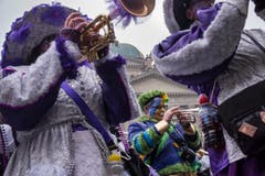 Die versammelten Guggenmusiken veranstalten das traditionelle Monsterkonzert auf dem Bundesplatz vor der Nationalbank am Schluss des grossen Umzugs der Berner Fasnacht. (Bild: ALESSANDRO DELLA VALLE)