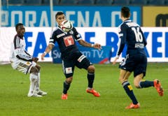 Adama Traore von Basel, links, und die Luzerner Dario Lezcano, Mitte, und Franacois Affolter kämpfen um den Ball. (Bild: Keystone)