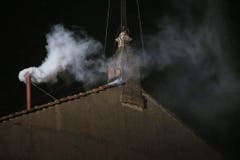 Weisser Rauch steigt auf aus dem Kamin der sixtinischen Kapelle. (Bild: Keystone)