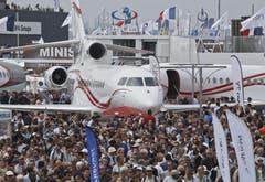 Die Zuschauer umringen eine Falcon 7x Maschine. (Bild: Keystone / Michel Euler)