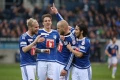 Markus Neumayr, Michael Frey, Torschütze Marco Schneuwly und Jahmir Hyka (von links) bejubeln das 3:1. (Bild: Philipp Schmidli)