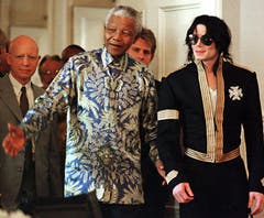 Nelson Mandela und Michael Jackson in Kapstadt im März 1999. (Bild: Keystone)