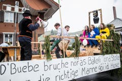 Alpetli Nord Romoos (Buben spielen Fussball, echte Männer schwingen). (Bild: Manuela Jans-Koch)