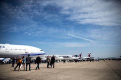 Besucher laufen um die ausgestellten Flugzeuge auf dem Flugfeld des Le Bourget Flugplatzes. (Bild: ETIENNE LAURENT)