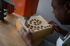 Nduka Anaenyonu sticht die Hostien aus. (Bild: Pius Amrein / Neue LZ)