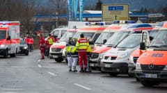 Zahlreiche Rettungsfahrzeuge stehen bereit, um die Verletzten in ein Spital zu fahren. (Bild: EPA/Sven Hoppe)