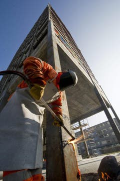 Das Hochhaus Sprecherhof in Aarau wird für die Sprengung vorbereitet. (Bild: Keystone)