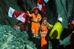 Bauarbeiter feiern den erfolgreichen Durchstoss der Weströhre am Ceneri-Basistunnel. (Bild: Keystone)