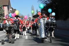 An der Kinderfasnacht Hergiswil sorgten längst nicht nur die Kleinen für die fasnächtliche Stimmung. (Bild: Matthias Piazza (Hergiswil, 17. Februar 2017))