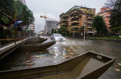 Am frühen Dienstagnachmittag (11.11.2014) lag der Pegelstand des Lago Maggiore in Locarno bei 196,12 Meter, wie der BAFU-Internetseite zu entnehmen war. Gemäss dem neusten Naturgefahrenbulletin des Bundes wird erwartet, dass der Pegel bis Donnerstag auf maximal 196,5 Meter ansteigen wird. (Bild: Keystone)