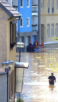 Helfer der Deutschen Lebensrettungs Gesellschaft in Schönebeck (Sachsen-Anhalt). (Bild: Keystone)