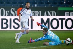 Basels Shkelzen Gashi (links) erzielt das 3:0 gegen Luzerns Jonas Omlin (Bild: Philipp Schmidli)