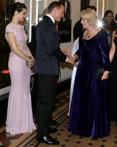 Prinz Charles' Gattin Camilla im Gespräch mit Bond-Darsteller Daniel Craig. Links Schauspielerin und Regisseurin Rachel Weisz. (Bild: Keystone)