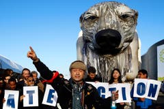 Ein überdimensionaler Eisbär macht bei den nordkanadischen Indianern mit (Bild: AP Photo/Francois Mori)