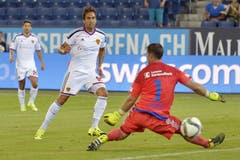 Der Luzerner Torhüter David Zibung (rechts) hält den Schuss des Baslers Matias Delgado nicht. Delgado erzielt so das dritte Tor für den FC Basel. (Bild: Keystone / Walter Bieri)