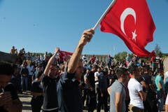 Menschen protestierten auch ausserhalb des Parlaments in Ankara. (Bild: AP Photo/Burhan Ozbilici)