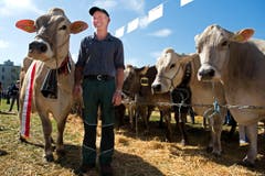 Werner Niederberger mit seiner gewinner Kuh Arosa (Bild: Eveline Beerkircher)