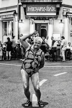 Helmut Wachter - 2. Platz Kategorie «Reportagen»: Die internationalste Kreuzung in Zurich: Dort, wo sich die Rolandstrasse und die Zinistrasse im Kreis 4 treffen, ist Zurich eine Weltstadt. In der Midway-Bar treffen sich die Thailänderinnen und die Schweizer, die lieber in Phuket wären, im Biondi die alten Italiener. Und beim Coiffeur nebenan die Zentralafrikaner. (Bild: Swiss Press Photo / Helmut Wachter)