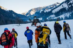 Retter werden im Super-Puma der Schweizer Luftwaffe zum Einsatzort gebracht. (Bild: Roger Grütter / Neue LZ)