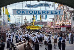 Die Marschmusik spielt und läuft an der Parade mit. (Bild: Keystone / Mathias Balk)