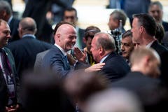 Gianni Infantino of Switzerland , the new FIFA President, gets congratulations by delegates after his election during the Extraordinary FIFA Congress 2016 in Zurich, Switzerland, Friday, Feb.26, 2016. Gianni Infantino of Switzerland is the new FIFA president after winning a second-round vote. Infantino got 115 of the 207 eligible votes to take a decisive majority ahead of Sheikh Salman of Bahrain. (Ennio Leanza/ Keystone via AP) (Bild: Ennio Leanza)