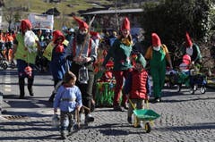 Mit Zipfelmütze und roten Backen machten sich die kleine und grossen Zwerge auf den Weg. (Bild: Birgit Scheidegger (OZ))