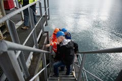 Sie liessen sich die Wege von Schotter und Sand erklären. (Bild: Corinne Glanzmann / Neue NZ)