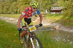 Landtwing führt bei der 1. Zieldurchfahrt mit plattem Reifen. (Bild: PD)