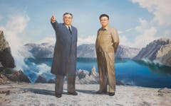 Ein Wandbild von Kim Jong Il und Kim Jong Un. (Bild: Martin von den Driesch)