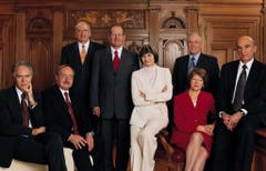 2004 (von links): Moritz Leuenberger, Samuel Schmid, Pascal Couchepin, Bundespräsident Joseph Deiss, Micheline Calmy-Rey, Christoph Blocher, Bundeskanzlerin Annemarie Huber-Hotz und Hans-Rudolf Merz. Zum ersten Mal befindet sich die Bundeskanzlerin nicht am Rand oder im Hintergrund auf dem Bild. (Bild: Bundeskanzlei / Tobias Madoerin)