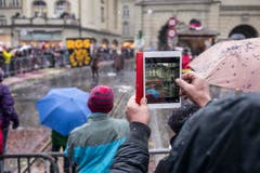 Ein Zuschauer filmt den grossen Umzug der Berner Fasnacht mit seinem iPad. (Bild: ALESSANDRO DELLA VALLE)