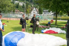 Fallschirmspringer in Stansstad. (Bild: Izedin Arnautovic)