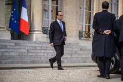 Frankreichs Präsident verlässt den Elysee-Palast. (Bild: EPA/Christophe Petit Tesson)