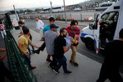 Ein Mann wurde bei den Gefechten zwischen dem Militär und der Polizei in Istanbul verletzt. (Bild: Ismail Coskun/IHA via AP))