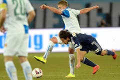 Luzerns Jahmir Hyka fällt im Duell mit GCs Yoric Ravet (hinten). (Bild: Keystone)