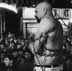 Kettensprenger Charly de Kiswarth demonstriert an der Luzerner Herbstmesse seine Kraft, 1960 (Bild: Foto: Ernst Scagnet/Stadtarchiv Luzern)