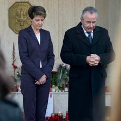 Bundespräsidentin Simonetta Sommaruga und der französische Botschafter in der Schweiz, René Roudaut, halten in Bern eine Schweigeminute ab. (Bild: Keystone / Lukas Lehmann)