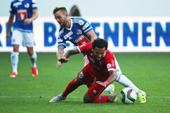 Luzerns Jakob Jantscher (oben) gegen Sions Carlitos. (Bild: Philipp Schmidli)
