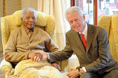 Der ehemalige US-Präsident Bill Clinton zu Besuch bei Nelson Mandela im Juli 2012. (Bild: Keystone)