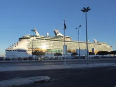 Kreuzfahrtschiff im Hafen von Lissabon, in der Nähe des Bahnhofs. (Bild: Josef Habermacher)