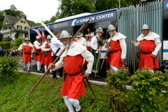 Nidwaldner Landsknechte in Uniform benützen den Shuttlebus während den Feierlichkeiten zum Volksfest 700 Jahre Schlacht am Morgarten. (Bild: Keystone/Urs Flüeler)