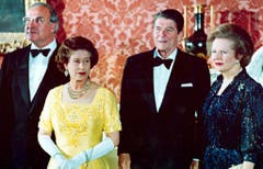 Die Grossen ihrer Zeit: Helmut Kohl, damals Kanzler der Bundesrepublik Deutschland, Königin Elizabeth II., US-Präsident Ronald Reagan und Margaret Thatcher (1984). (Bild: Keystone)