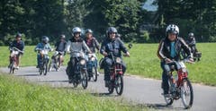 400 Töfflis machen sich auf zu einer Rundfahrt in Alpnach. (Bild: Boris Bürgisser (LZ))
