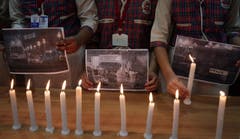 Studenten der DAV Schule im indischen Amritsar zünden Kerzen an. (Bild: EPA/Raminder Pal Singh)