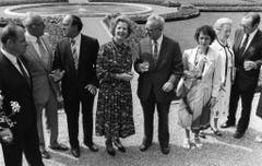 Zum Lunch beim Bundesrat in Kehrsatz: Margaret Thatcher mit Jean-Pascal Delamuraz, Ehemann Denis Thatcher, Kurt Furgler und Pierre Aubert (v.l., 1984). (Bild: Keystone)