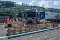 Die Trucker messen sich im Geschicklichkeitsparcours. (Bild: Boris Bürgisser, Luzerner Zeitung / Alpnach, 27.05.2017)