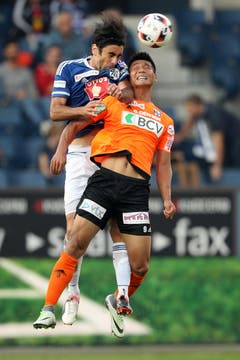 Luzerns Innenverteidiger Tomislav Puljic bedrängt Lausanne Sports Kwang Ryong Pak. (Bild: Philipp Schmidli / Luzerner Zeitung)
